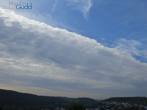 Altocumulus opacus radiatus