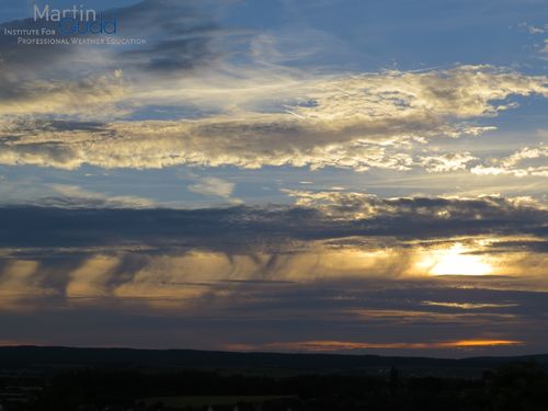 Altocumulus radiatus duplicatus virga