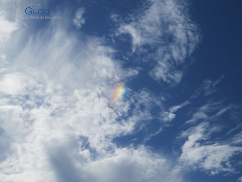 Halo-Erscheinung in Altocumulus floccus virga