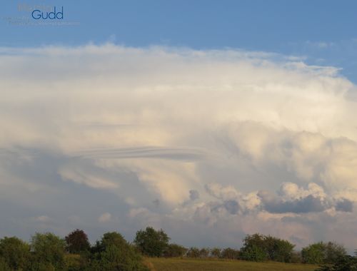 Ac lenticularis (am Rande eines Cb)