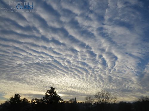 Altocumulus translucidus undulatus - auffallende Formen