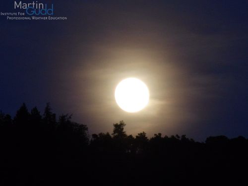 Große Aureole (Hof) um den Mond